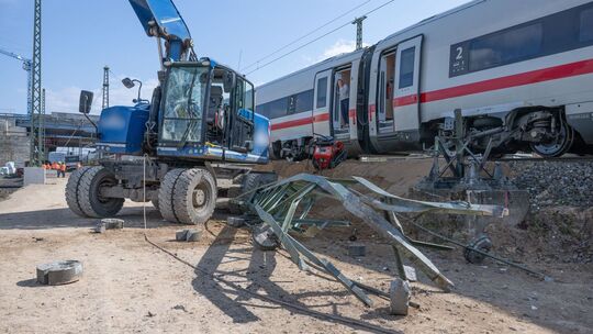 Baggerfahrer bei ICE-Unfall nahe Gelnhausen verletzt