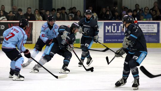 Der EHC Neuwied (blaue Trikots) kassierte am Wochenende gegen Den Haag zwei Niederlagen und benötigt am Dienstag einen Sieg, um