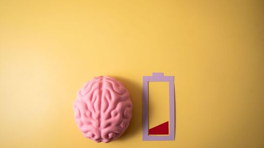 Ein Gehirn neben einer leeren Energieanzeige Ein Gehirn neben einer leeren Energieanzeige