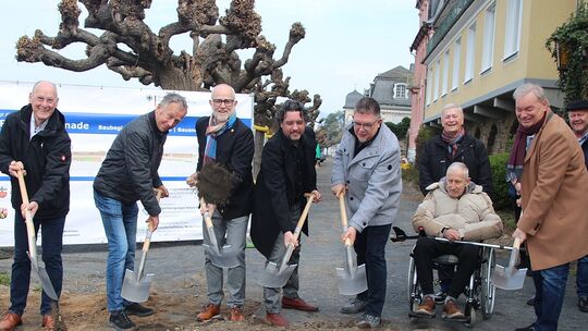 Mit dem ersten Spatenstich startete jetzt die Sanierung der Unkeler Rheinpromenade.