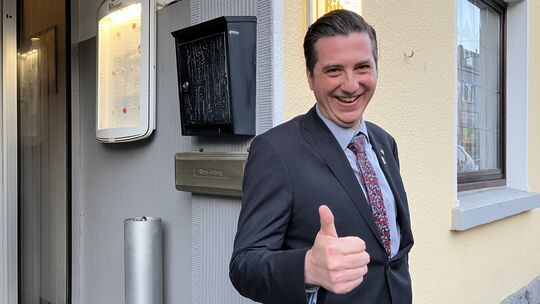 Daumen hoch! Janick Pape feierte seinen Wahlsieg im Restaurant "Zum Adler" in Westerburg - und die Feier ging lang.