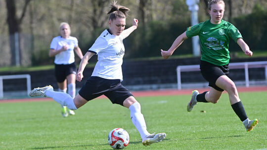 Brandgefährlich: Die Flanken von Magdalena Lang (am Ball) sorgten im Strafraum von Ober-Olm wiederholt für gefährliche Situation