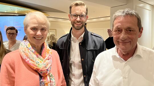 Landrat Achim Schwickert (von rechts) wartet mit Ulrich Richter-Hopprich, der Kreisbeigeordneten Gabriele Wieland und vielen wei