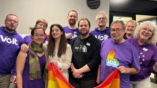 Johannes Eidt (Mitte vorne in schwarzem Shirt) feiert mit seinen Parteigenossen der Volt-Partei am Wahlabend.