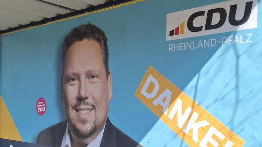 Das ging flott: Schon am Montagmorgen waren die vielen Wahlplakate des Siegers schon mit einem "Danke" beklebt. Andreas Birtel h