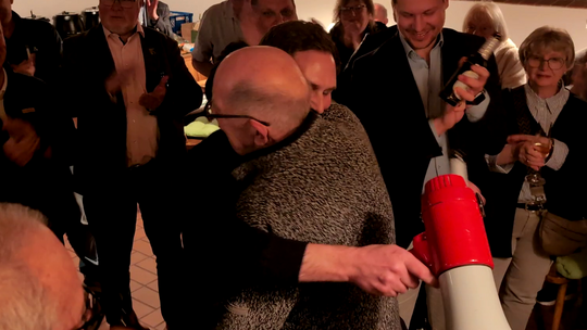 Landtagsabgeordneter Michael Wäschenbach gratuliert seinem designierten Nachfolger Johannes Behner (beide CDU) zum Wahlsieg mit