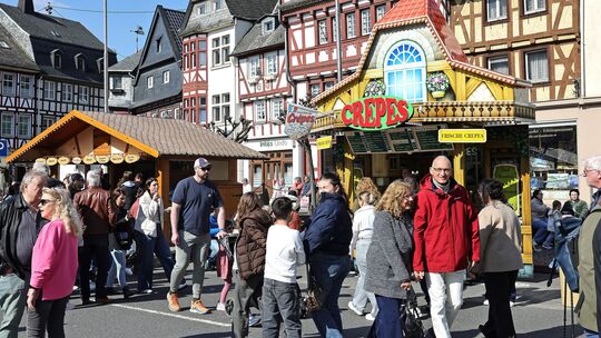 Bestens besucht war das Frühjahrsfest, hier Besucher an der historischen Marktzeile