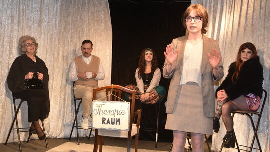 Die fünf ehemaligen Mörderinnen und Mördern bei der Gruppentherapie mit ihrer Therapeutin Dr. Silke Hufenreuther (vorne). Die fünf ehemaligen Mörderinnen und Mördern bei der Gruppentherapie mit ihrer Therapeutin Dr. Silke Hufenreuther (vorne).