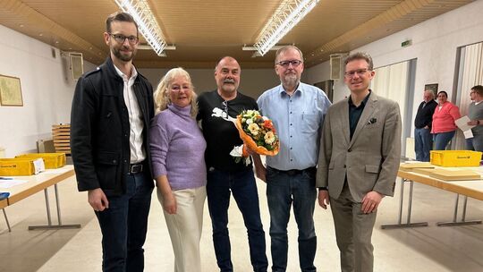 Dem frisch gewählten Ortsbürgermeister von Untershausen, Michael Karaski (Mitte), gratulierten (von links) Ulrich Richter-Hoppri