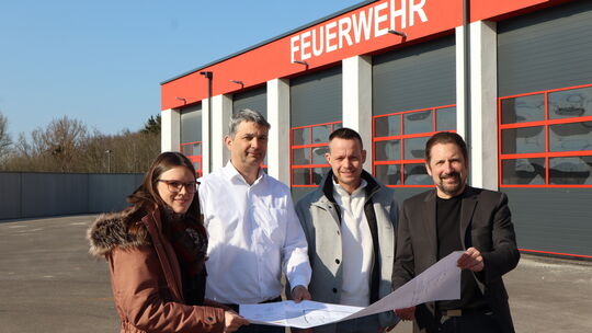 Von links: Sarah Caspers vom Bauamt, Daniel Dötsch, Wehrführer der Feuerwehr Emmelshausen, Andrè Weißhaupt, Leiter des Verwaltun