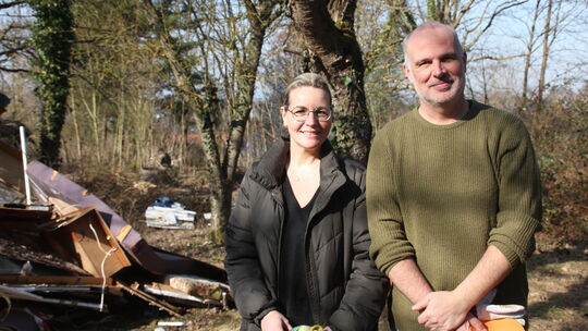Ortsbürgermeister Mario Specht und seine Erste Beigeordnete Christiane Kunert stehen auf einem verwucherten Gelände in Waldesch: