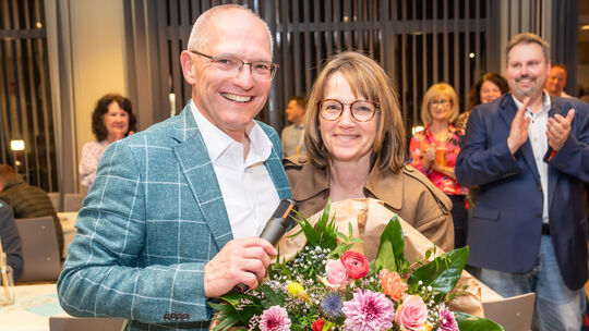 Jürgen Schmied feierte den Wahlsieg mit seiner Ehefrau und vielen Unterstützern aus dem Wahlkreis.