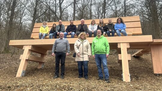 Jede Menge Personen passen auf die tolle XXL-Bank in Katzenbach.