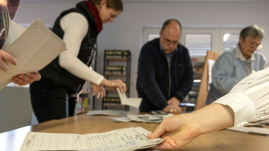Auch im Wahllokal in der Stadtbücherei in Bad Marienberg wurde am Sonntagabend fleißig ausgezählt.