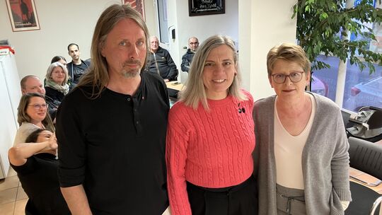 Tanja Machalet (von rechts) erlebt den enttäuschenden Wahlabend mit Landtagskandidatin Caroline Albert-Woll und B-Kandidat René