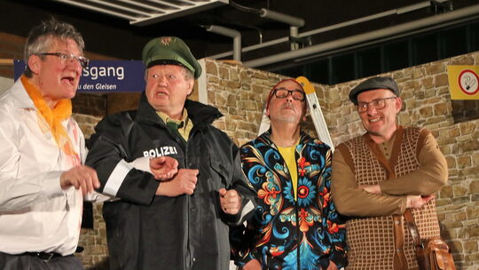 Der gehetzte Geschäftsmann Victor (André Marchand, links) macht einen auf bescheuert.