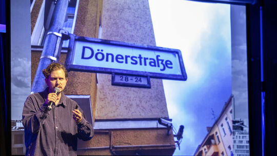 Joab Nist mit seinem Programm "Notes of Berlin" bei seinem Auftritt in der Hachenburger Stadthalle.