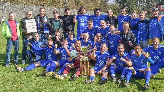 Der erste Meister der Saison: Die SG Soonwald II bejubelt den Titelgewinn in der C-Klasse Bad Kreuznach 1. Es freuen sich: Sven