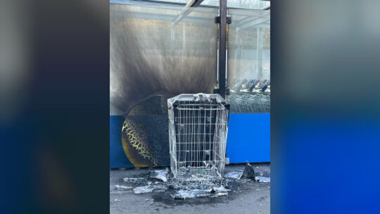 Beschädigter Mülleimer mit Unterstand der Einkaufswägen