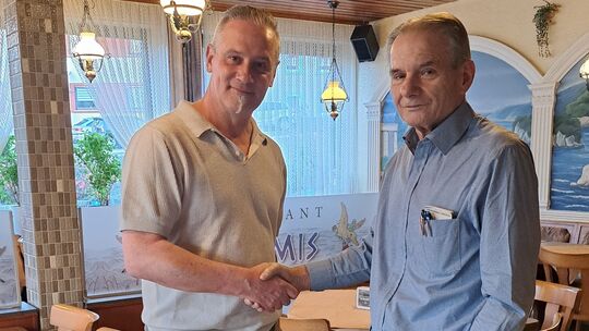 Oliver Freitag (links) mit Thomas Ginis vom Restaurant Artemis in Nahbollenbach: Auch in der Gastronomie funktioniert das von ih