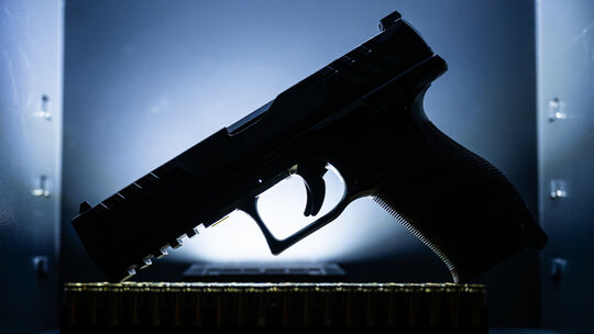 So wie auf diesem Symbolbild sah in etwa die Schreckschusspistole aus, die Ermittler im Wohnhaus des angeklagten Koblenzers fand