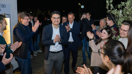 Ein strahlender Gewinner: Philip Rünz wird von glücklichen CDUlern in Koblenz gefeiert, als er am Artuso im Rauental ankommt. Er