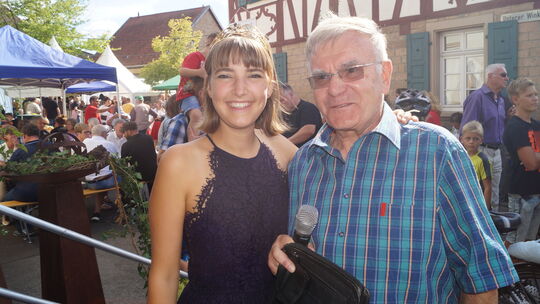 Der gebürtige Bad Sobernheimer Wolfhart Dhonau war jahrzehntelang die "Weinfeststimme" in Meddersheim, hier im angeregten Plausc