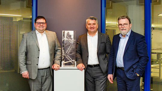 Die beiden KSK-Direktoren (links) und Markus Zens (rechts) zusammen mit dem Vorsitzenden des Aufsichtsrats, Landrat Miroslaw Kow
