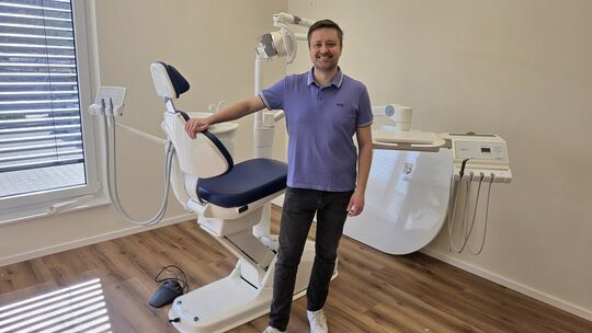 Manuel Westermann zeigt eines der neuen Behandlungszimmer der Praxis in der Kirner Bahnhofstraße, die nach kurzer Bauzeit nun er