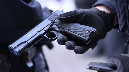 Mit dem Foto einer Pistole (hier ein Symbolfoto) unterstrich der Tatverdächtige wohl seine Drohung.