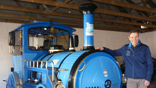 Gründlich überholt hat Tobias Heil die Bimmelbahn, mit der er Fahrgästen auch in diesem Jahr die Sehenswürdigkeiten der Kurstadt