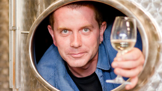 Markus Hensler ist seit 30 Jahren Winzer. Der „Falstaff Weinguide“ betont, dass die Säurewerte bei seinen Weinen im Rahmen bleib