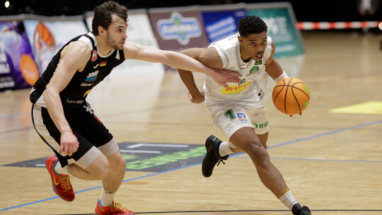 In dieser Szene ist der Koblenzer Julian Larry (am Ball) seinem Paderborner Gegenspieler so gut wie entwischt, aber am Ende muss