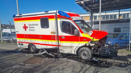 Bei einer Kollision in Diez wurde der Rettungswagen schwer beschädigt.