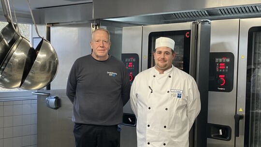 Markus Kaufmann (links im Bild), Betriebsleiter der Zentralküche der Bethesda-Einrichtung in Höhr-Grenzhausen, mit Küchenleiter