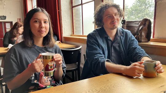 Die Ruhe vor dem Sturm: Kurz vorm Einsingen für die nächste "Amélie"-Vorstellung erzählen Pauline Schrank und Leon Jung vom Prob