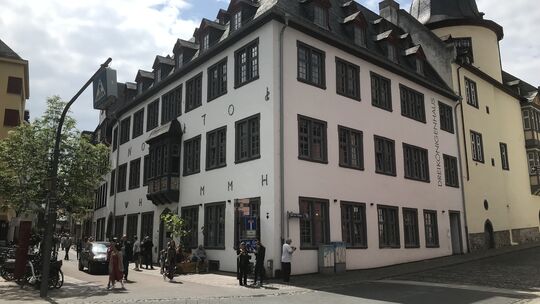 Mitten in der Koblenzer Altstadt, im altehrwürdigen Dreikönigenhaus, ist die Hochschule für Gesellschaftsgestaltung seit 2021 zu