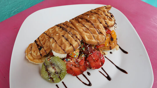 Ob mit Obst, Eis oder Sahne - Waffeln gehen als süßer Snack einfach immer.