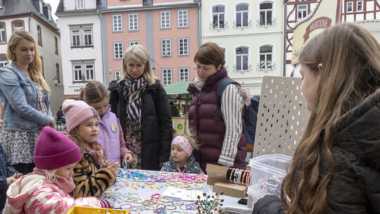 Einige Kinder boten auf dem Früh-im-Jahr-Markt handgefertigten Schmuck an und lockten damit zahlreiche große und kleine Kunden a Einige Kinder boten auf dem Früh-im-Jahr-Markt handgefertigten Schmuck an und lockten damit zahlreiche große und kleine Kunden a