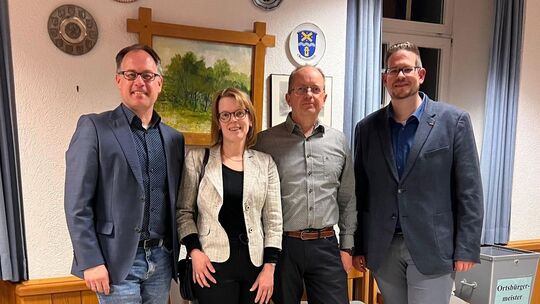 VG-Bürgermeister Jens Güllering (links) und der amtierende Ortschef André Stötzer (rechts) gratulierten zusammen mit dessen Frau