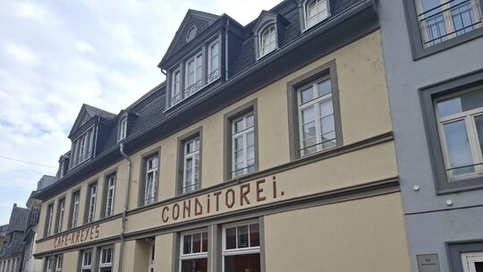 Unter Denkmalschutz steht die schöne Außenfassade mit dem Schriftzug des ehemaligen Café Kreyes.