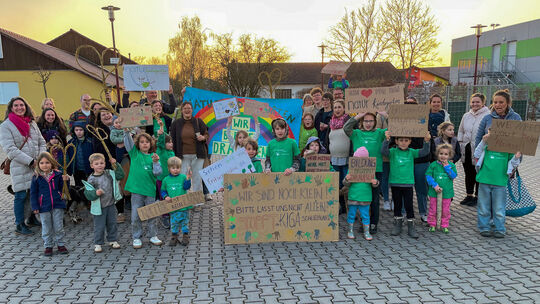 Gensingen, Eltern und Kinder demonstrierten vor Beginn der Gemeinderatssitzung für den Erhalt des Naturkindergartens.