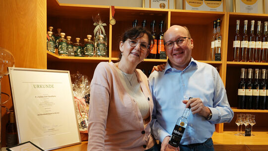 Ein Blick zurück in Dankbarkeit: Petra und Peter-Josef Schütz mit ihrem bekanntesten Produkt, dem "Eifelgeist".