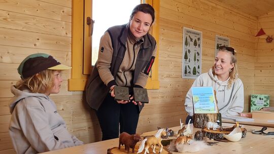 Biologin Ebru Fetzer (Mitte), Leiterin der Tierparkschule, faszinierte Klein und Groß mit ihren Informationen im neuen Bauwagen.