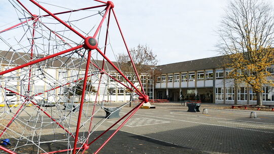 Genau hier, wo jetzt noch das Klettergerüst steht, soll das neue Schulgebäude entstehen.