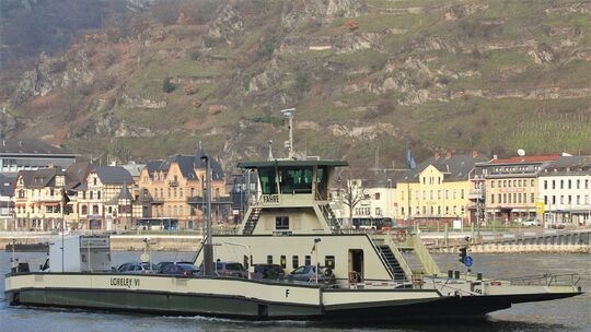 Die Fähre Loreley VI verkehrt zwischen St. Goar und St. Goarshausen.
