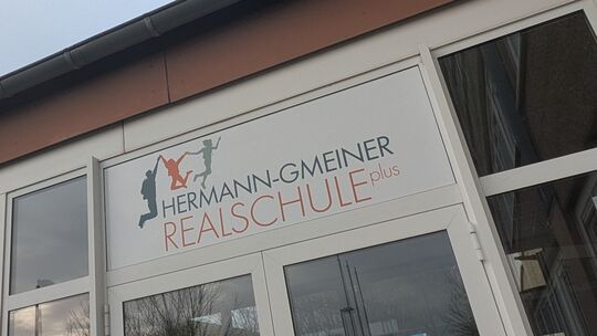 Nach den Missbrauchsvorwüfen gegen Hermann Gmeiner wird die Realschule plus in Daaden den Namen des Gründers der SOS-Kinderdörfe