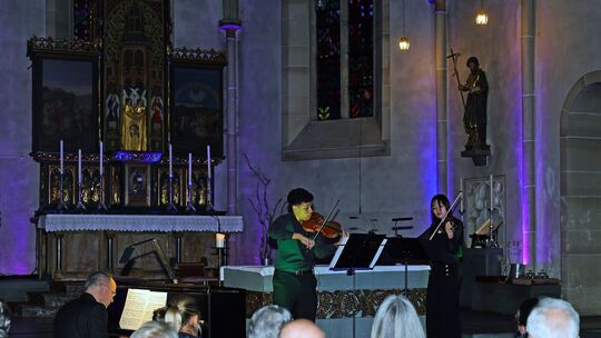 Ein sehr erfolgreiches Konzert: Zu sehen sind (von links) die Musiker Karl-Heinz Lindemann, Noah Sahinkuye und Loreley Lerui Yua