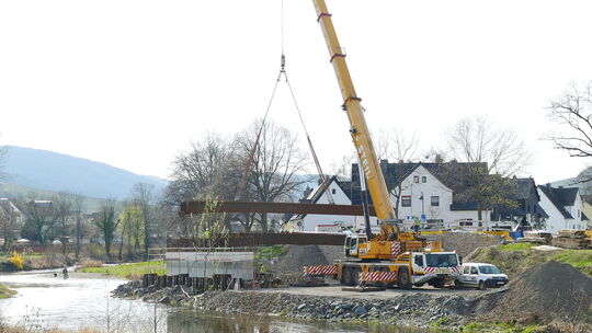 Fast haben die ersten beiden Brückenteile ihre Position erreicht.