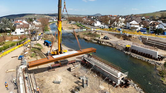 In Bachem werden die Brückenteile eingehoben.